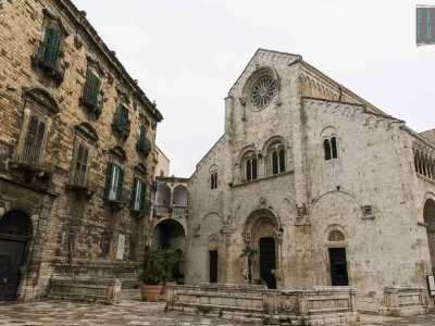 La maestosa facciata tripartita da lesene � incorniciata da vistosi archetti pensili. Nel complesso l'aspetto austero � ingentilito dalle ricche decorazioni del portale centrale, il grosso rosone a 16 bracci e dalla loggia delle Benedizioni, che collega il lato destro all'adiacente Palazzo De Lerma